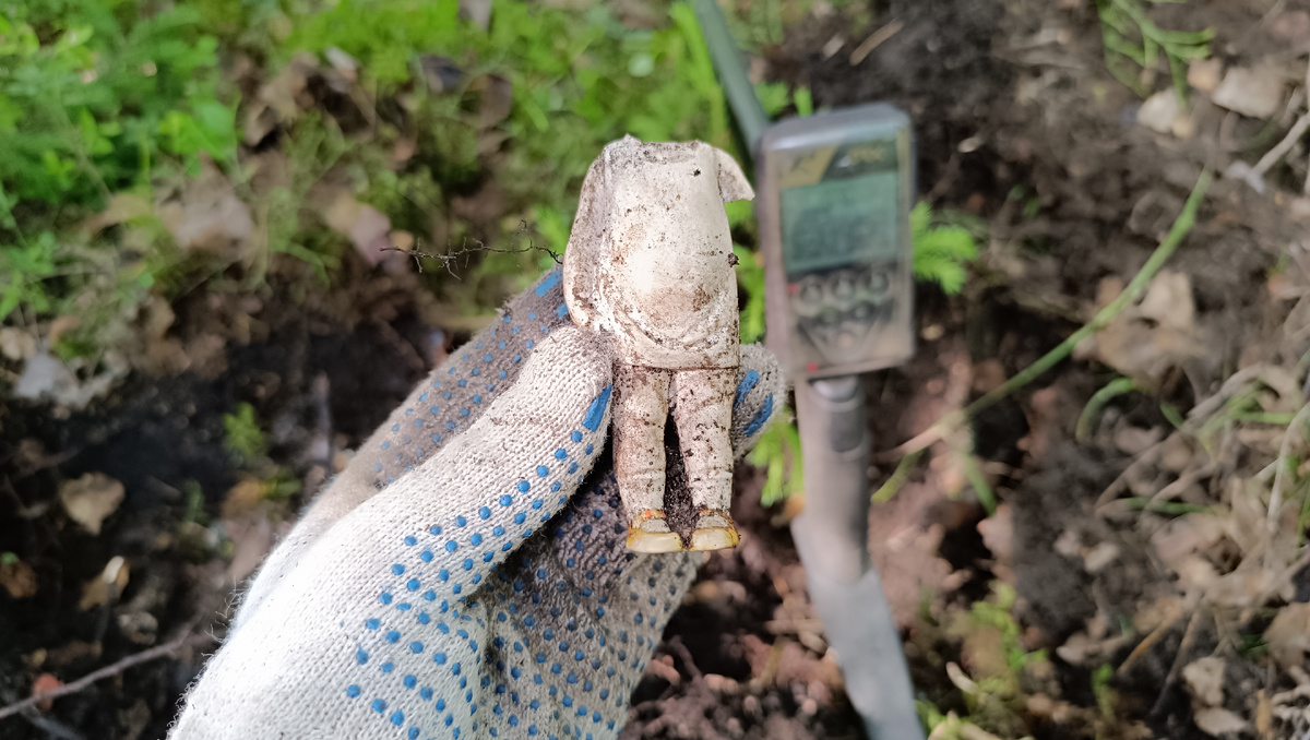 Фарфоровая статуэтка.