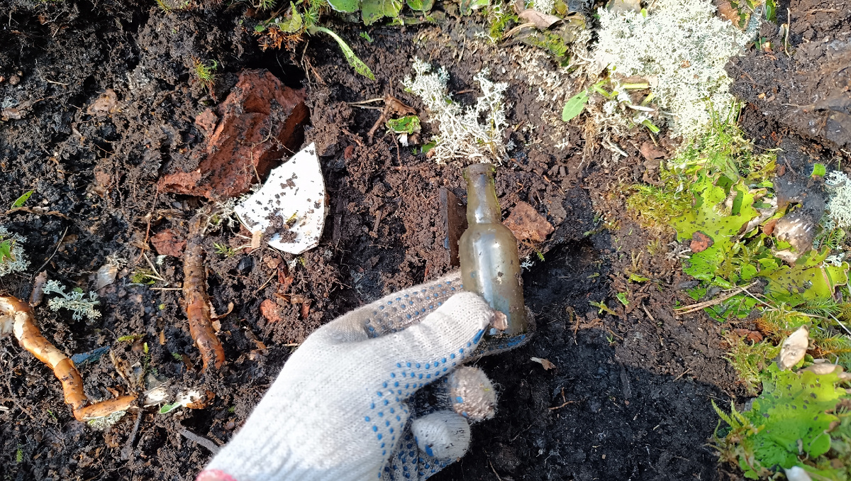 Земля вся усыпана предметами старинных вещей.