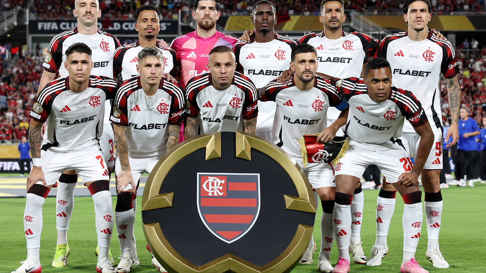 Футболисты «Фламенго» перед началом матча клубного чемпионата мира.📷Фото: Nathan Ray Seebeck / Reuters