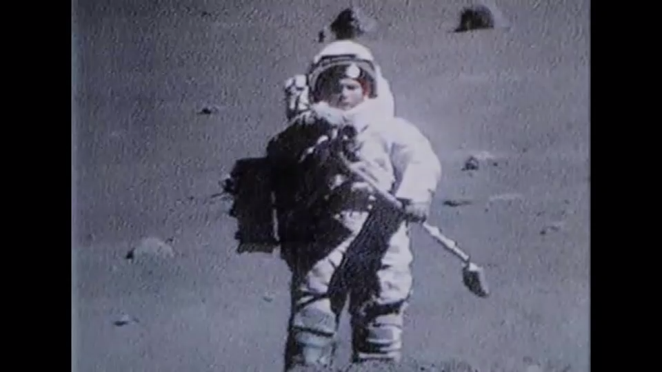 Якобы астронавт якобы на Луне с поднятым светофильтром даже не жмурится от ослепительно яркого света на Луне. К чему бы это? Стоило бы ему обернуться и он прекрасно мог бы рассмотреть звёзды в павильоне.  Не судьба была обернуться, видимо.