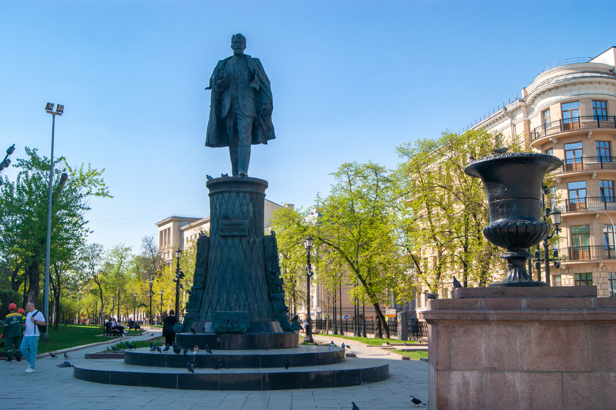 Памятник инженеру Владимиру Шухову на Сретенском бульваре.