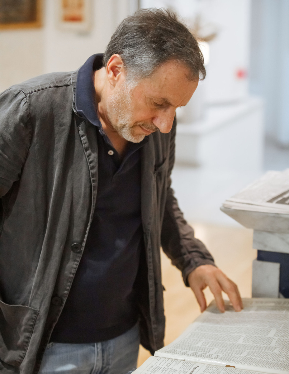    Артём Соловейчик изучает архивы «Учительской газеты». Фото: Никита Никитин