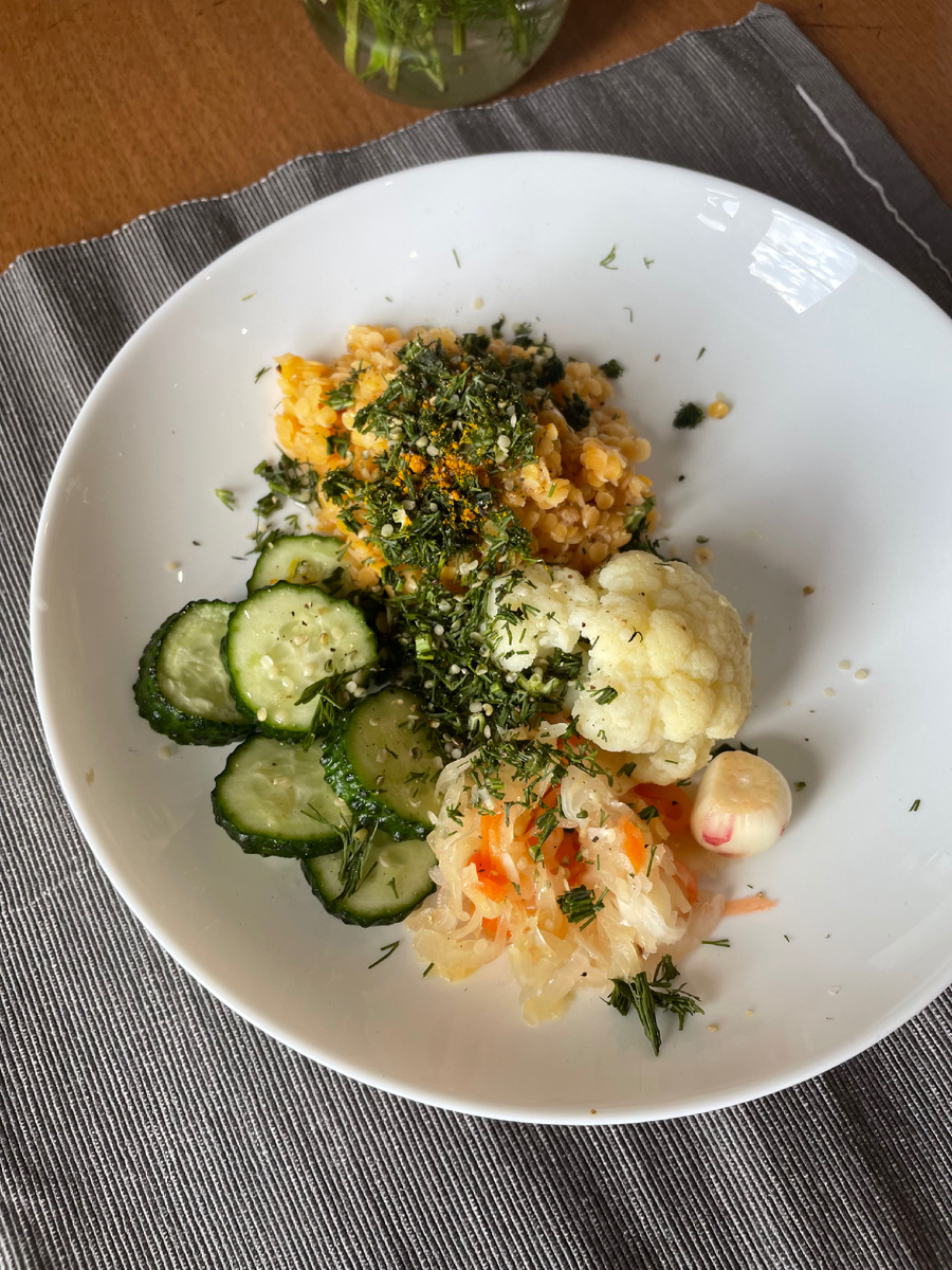 Пример противовоспалительного ужина. Чечевица и овощи. Все приправлено оливковым маслом extra virgin, куркумой, лимоном + конопляные семена 