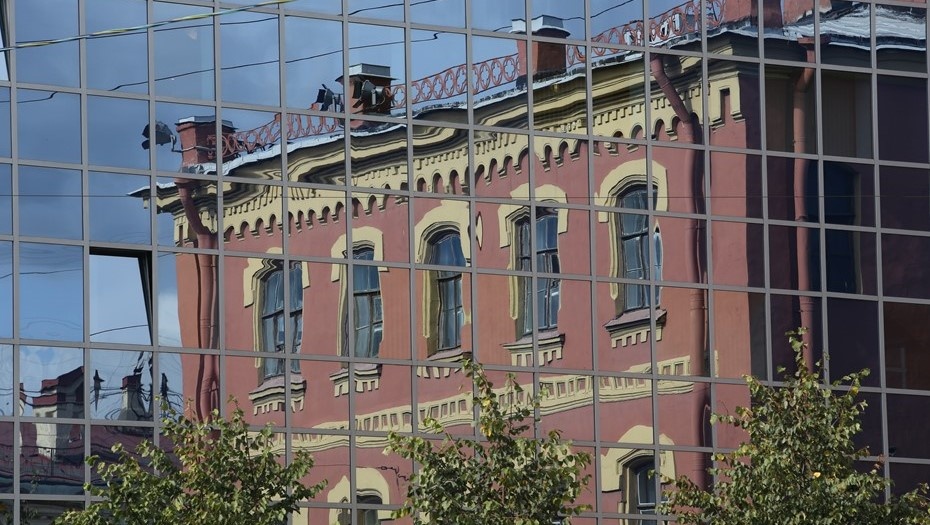    Отражение старинного здания в стёклах БЦ в Петербурге. Автор фото: Андрей Кульгун / "Деловой Петербург"