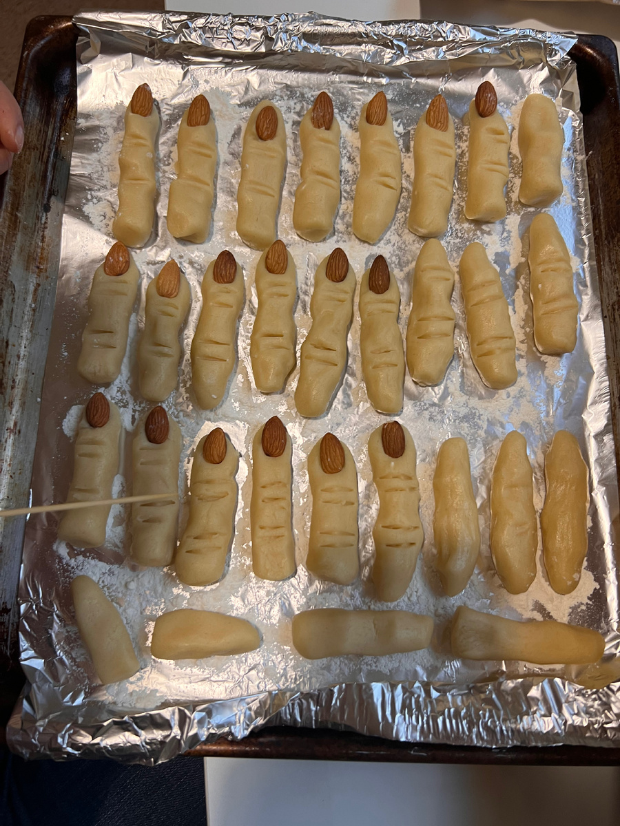 А столько стараний было, тесто замесить, ногти из миндаля прилепить)