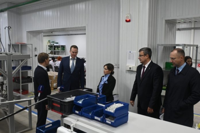 Губернатор Павел Малков посетил ООО НПП «Тепловодохран». С руководством предприятия был обсуждён инвестиционный проект «Строительство и эксплуатация промышленного корпуса для производства электронных устройств». ООО «НПП «Тепловодохран» реализует его на территории индустриального парка «Рязанский»