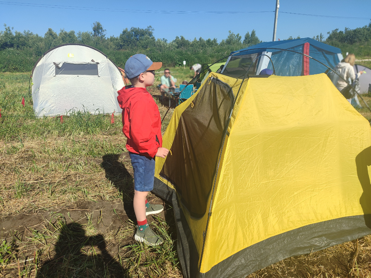 Паша. В принципе, и в палатках тоже разбирается
