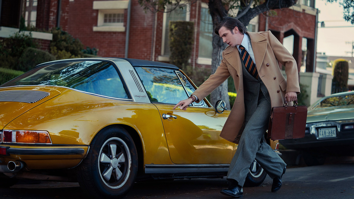 кадр из сериала "Газлит"