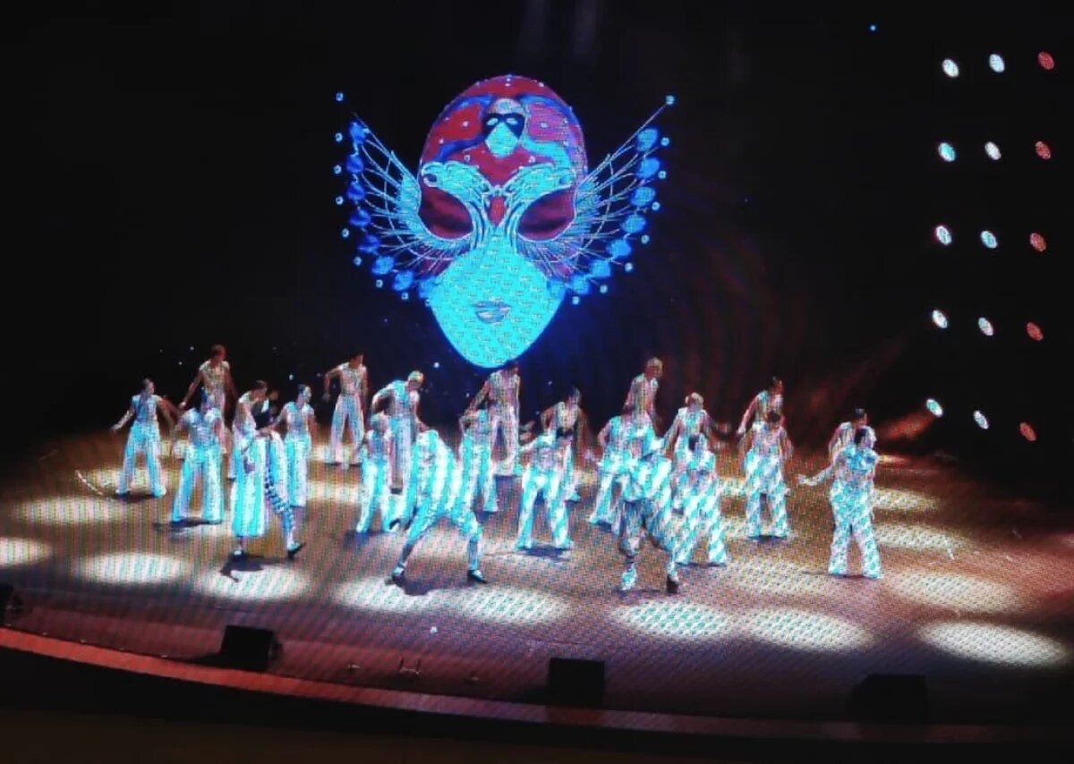    Вручение «Золотой маски» в Казани началось аплодисментами защитникам Родины