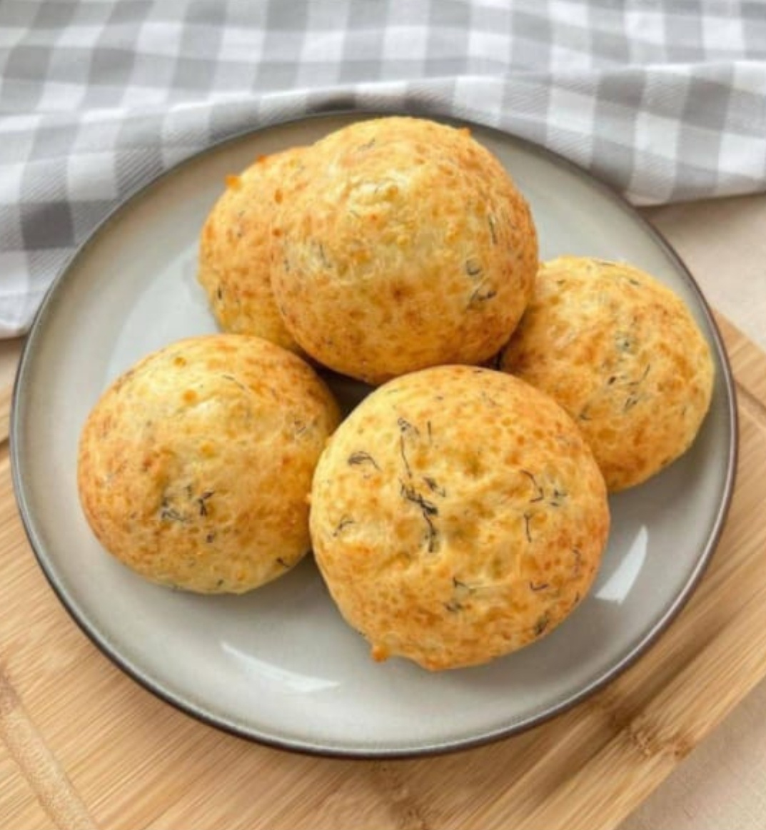 На завтрак                                                    Творожно-сырные булочки.                       Нежные и мягкие внутри, горячие, с расплавленным сыром.                                  КБЖУ на одну булочку - 122/10,1/4,37/10,68 Ингредиенты:                                                                                                                                                              Сыр лёгкий 35% - 40 гр.                                     Разрыхлитель - 0,5 ч.л.                                  Творог - 180гр.                                                   Яйцо - 1                                                              Мука рисовая (можно другую) - 60 гр.     Шепотка соли                                                      Сухой или свежый чеснок( по вкусу).              Укроп можно любой.                                          Приготовление:                                                   Сыр натереть на мелкой тёрке. Смешать все ингредиенты для теста, разделить на 5-6 одинаковых частей                                            