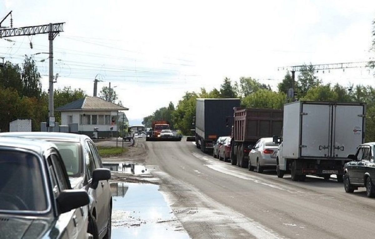   На переезде скапливается множество машин