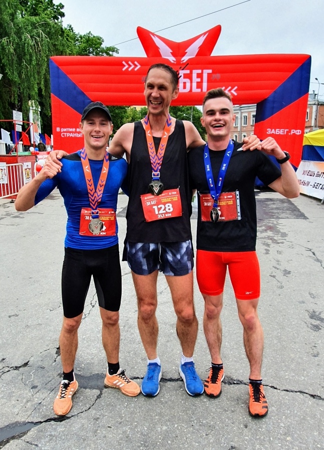 Один из основателей Паркового забега Владимир Московкин (в центре)