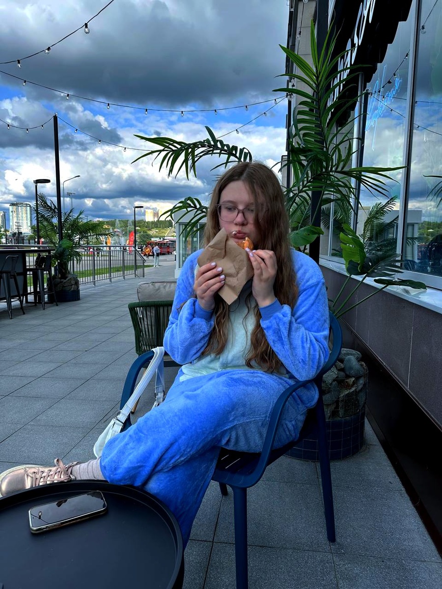 Например, можно работать в кофейне в костюме Стича)) эмоции нереальные)) 