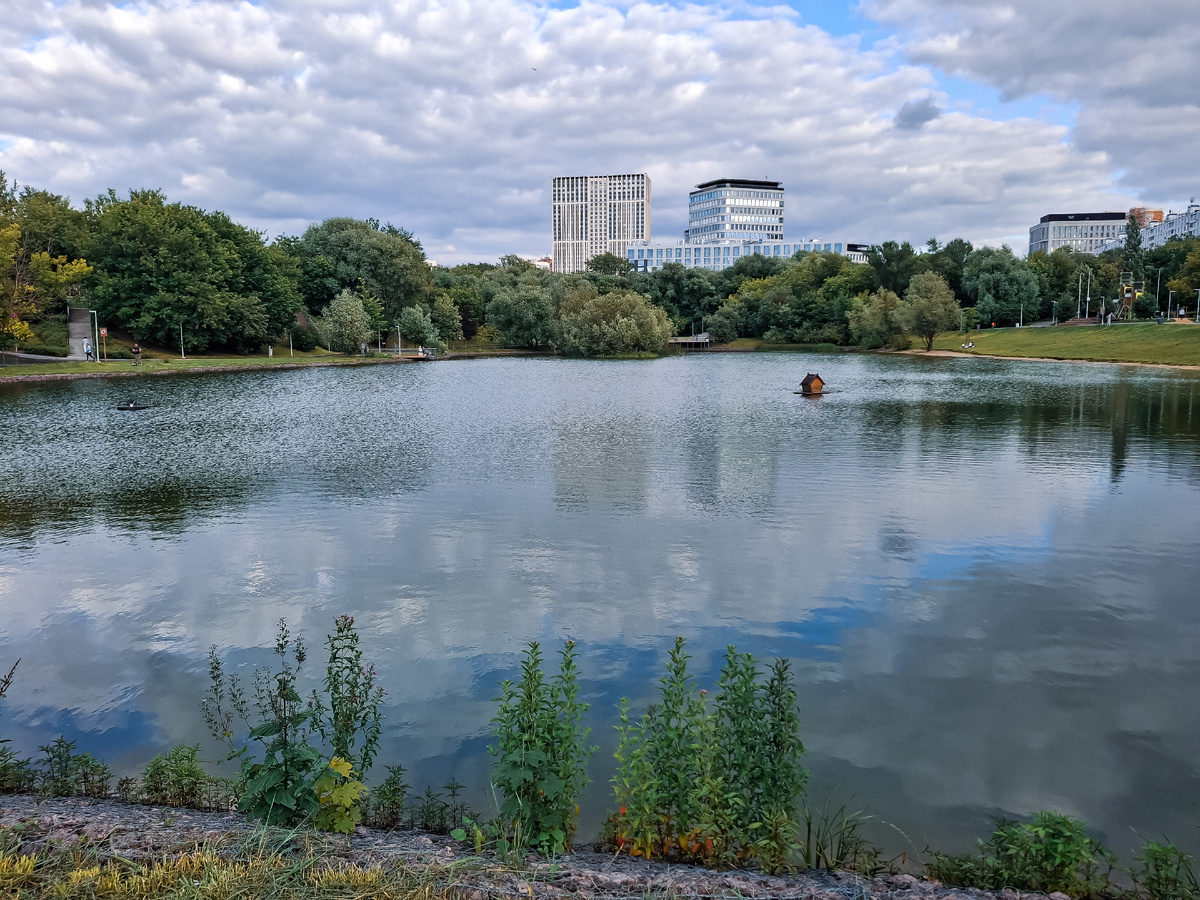 Парк возле одного из корпусов общежития МГУ