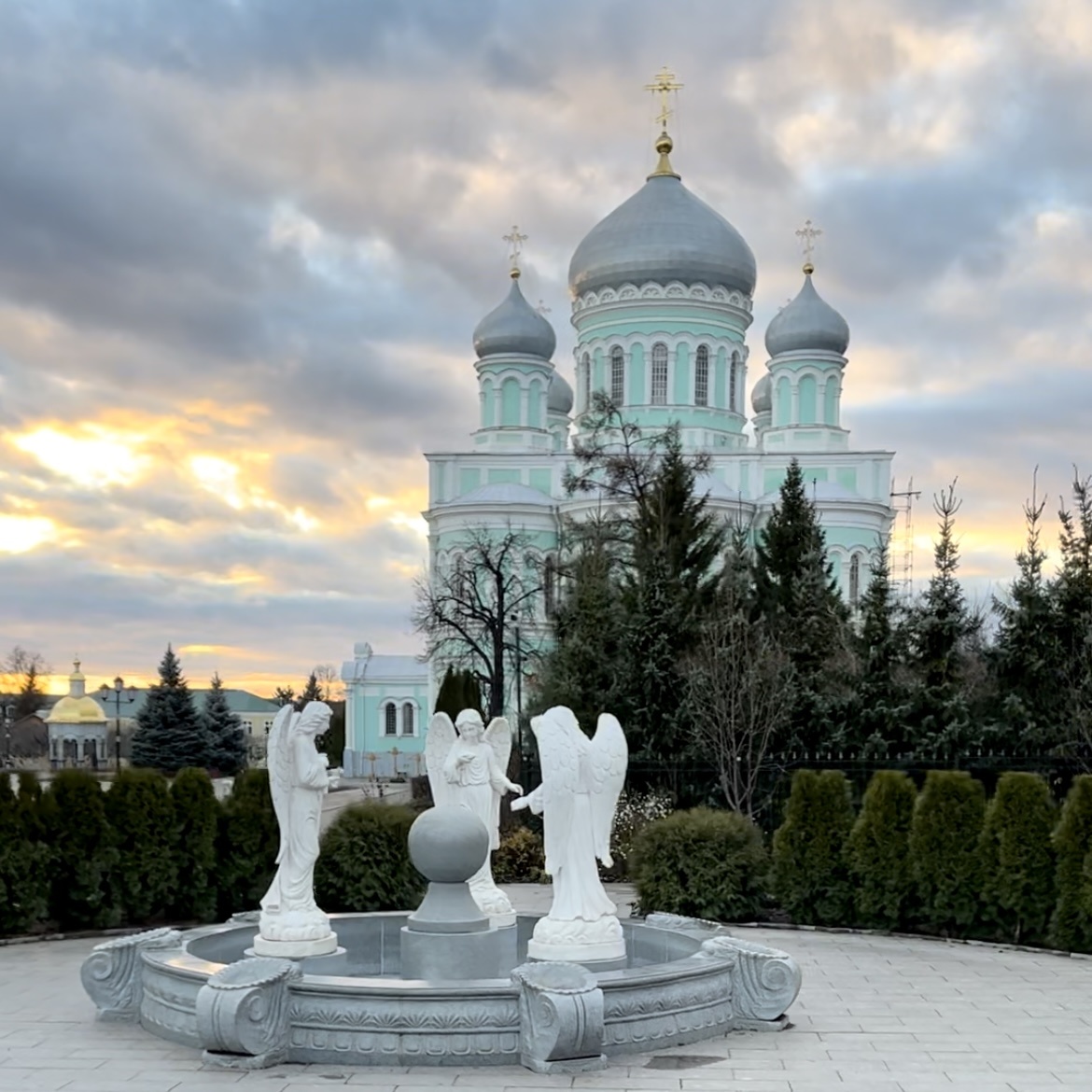 Фонтан с ангелами Серафимо-Дивеевского монастыря