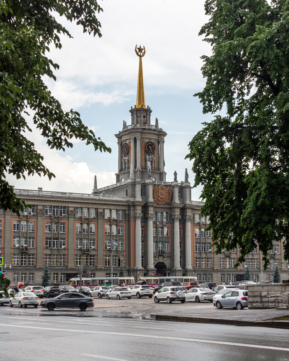 Здание администрации Екатеринбурга (Горсовет) и памятник Ленину