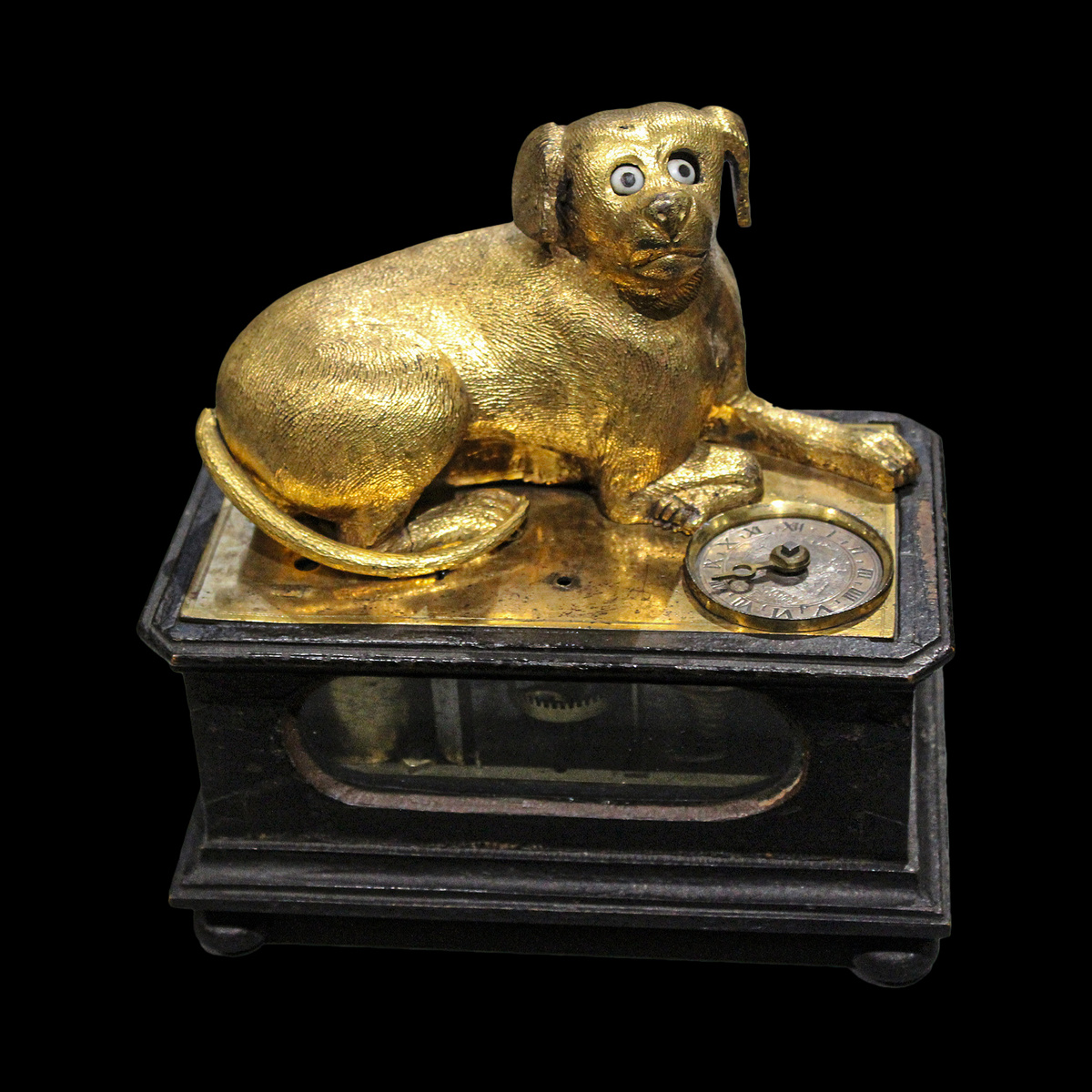 Механические часы с собачкой, которая, судя по всему, повидала всякое. Аугсбург, Германия, 1643 год, частная коллекция.