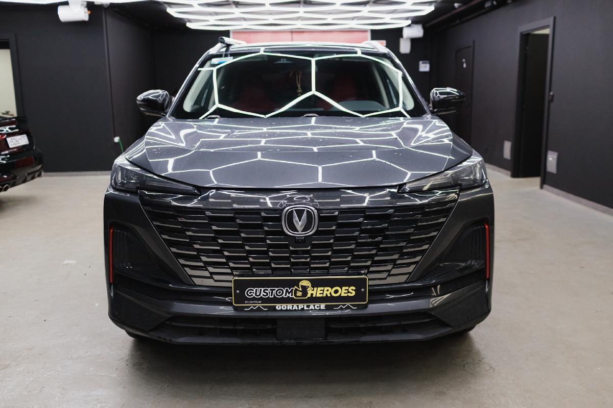 Источник фото: https://custom-heroes.ru/raboty/vid-uslugi/osnaschenie-avtomobilya/changan-uni-z-smena-zavodskih-shildikov-kak-element-individualnogo-stilya/
