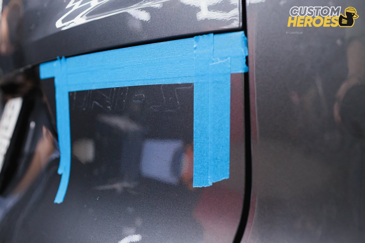 Источник фото: https://custom-heroes.ru/raboty/vid-uslugi/osnaschenie-avtomobilya/changan-uni-z-smena-zavodskih-shildikov-kak-element-individualnogo-stilya/