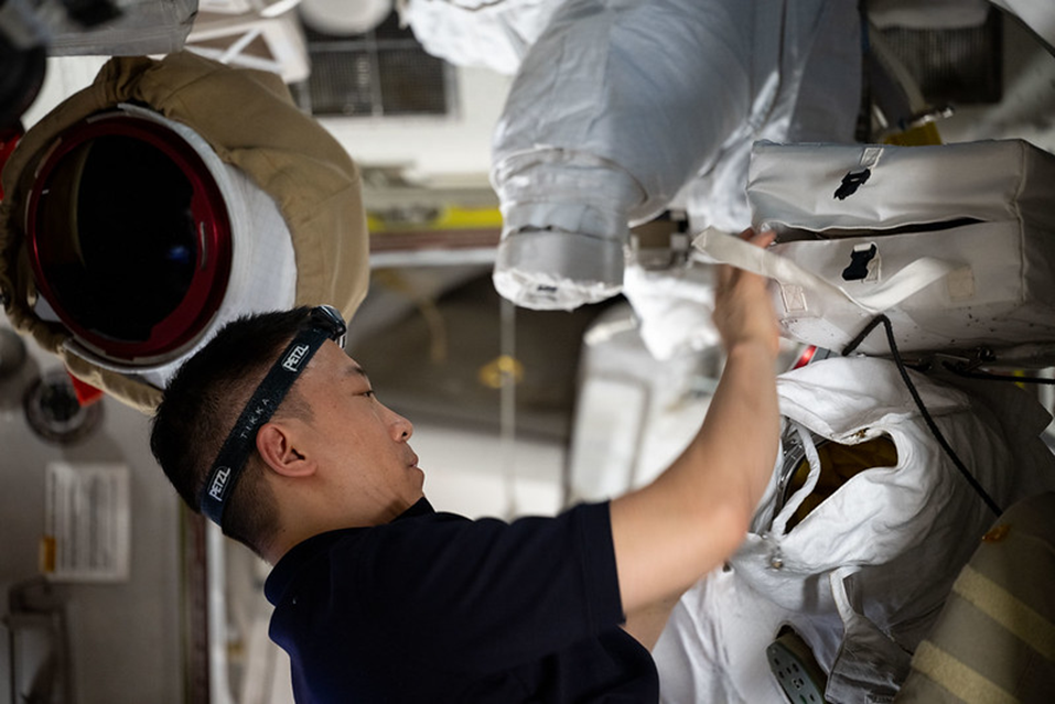 Джонатан Ким работает со скафандрами EMU. Фото: nasa.blog.com