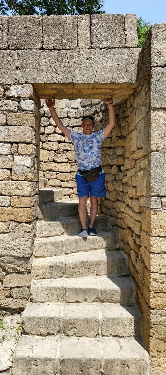 Когда я вместе с моими подписчиками отправился из города Дербента по кавказской тропе, наш путь пролегал мимо знаменитой крепости Дербента Нарын-Кала.