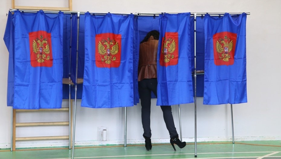    Женщина голосует на выборах губернатора Ленинградской области, архивное фото для иллюстрации. Автор фото: "Деловой Петербург"