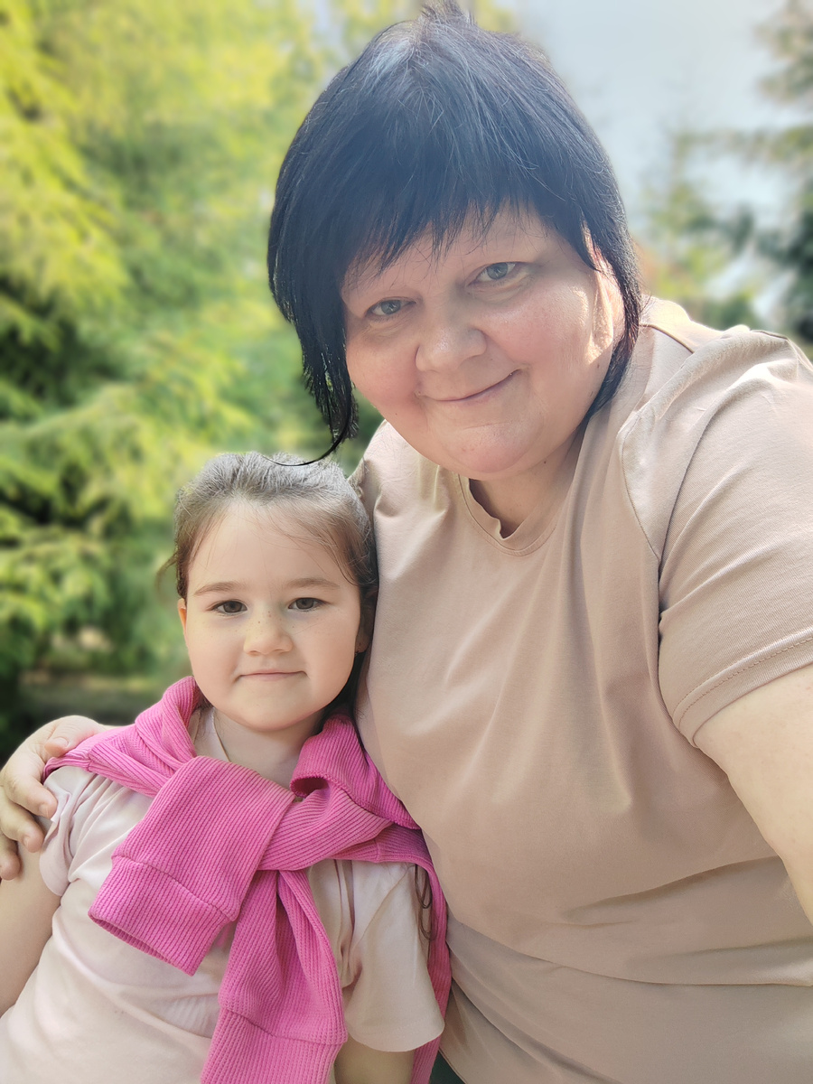 Это мы с внучкой наслаждаемся летом, пусть и таким) не самыми тёплым... 