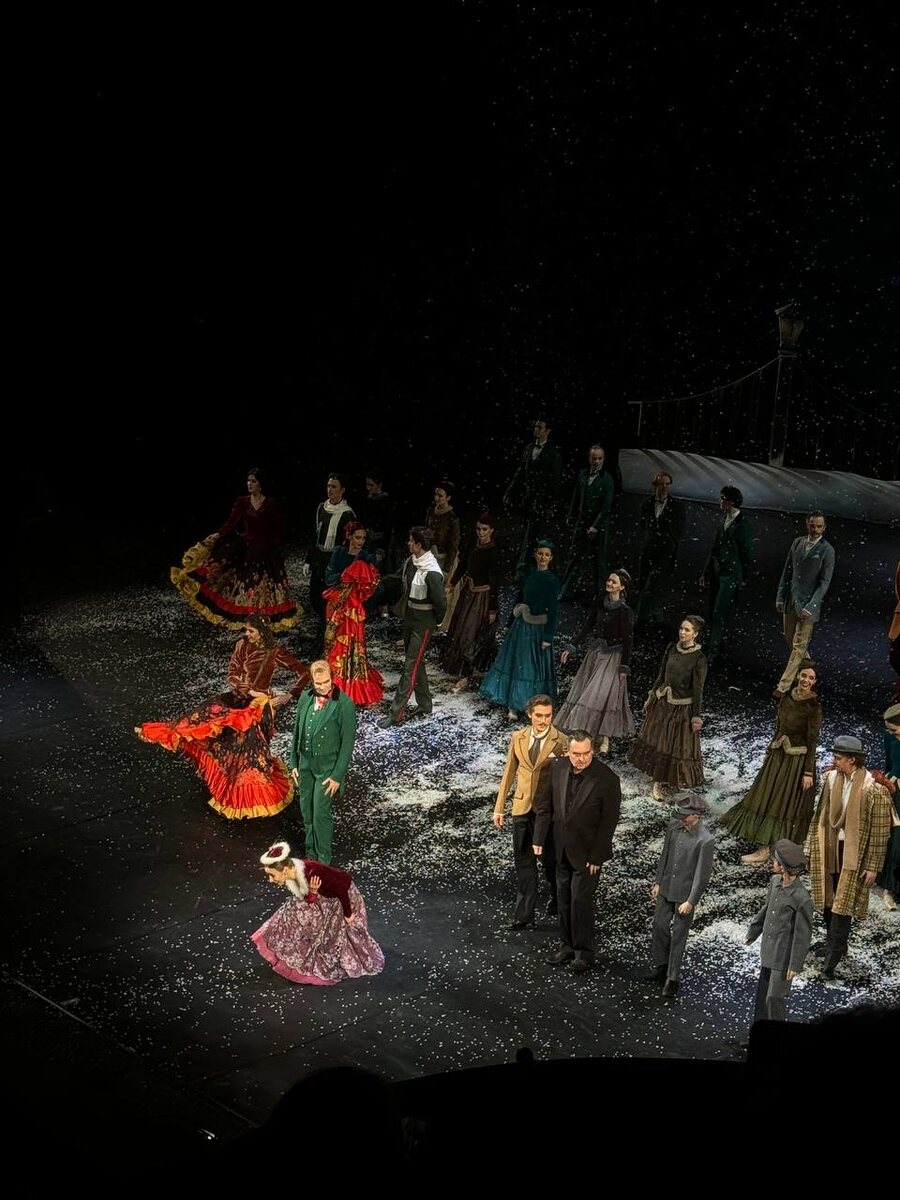 Дирижер — Павел Сорокин.