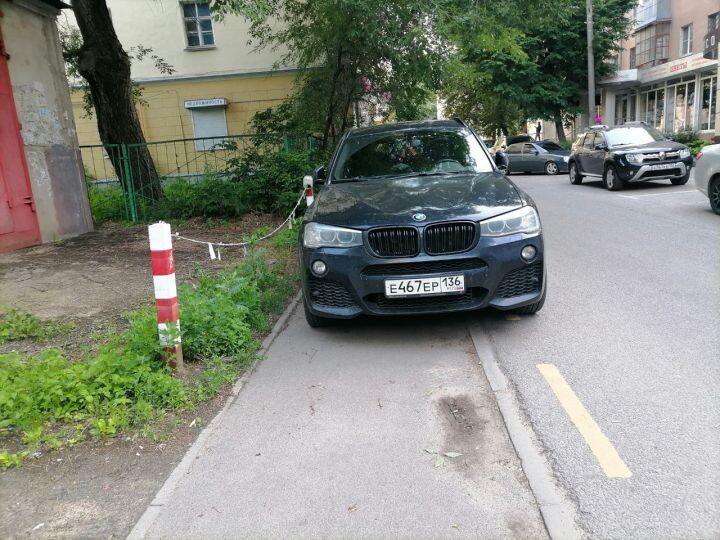 Водитель, перегородивший тротуар, возмутил воронежцев