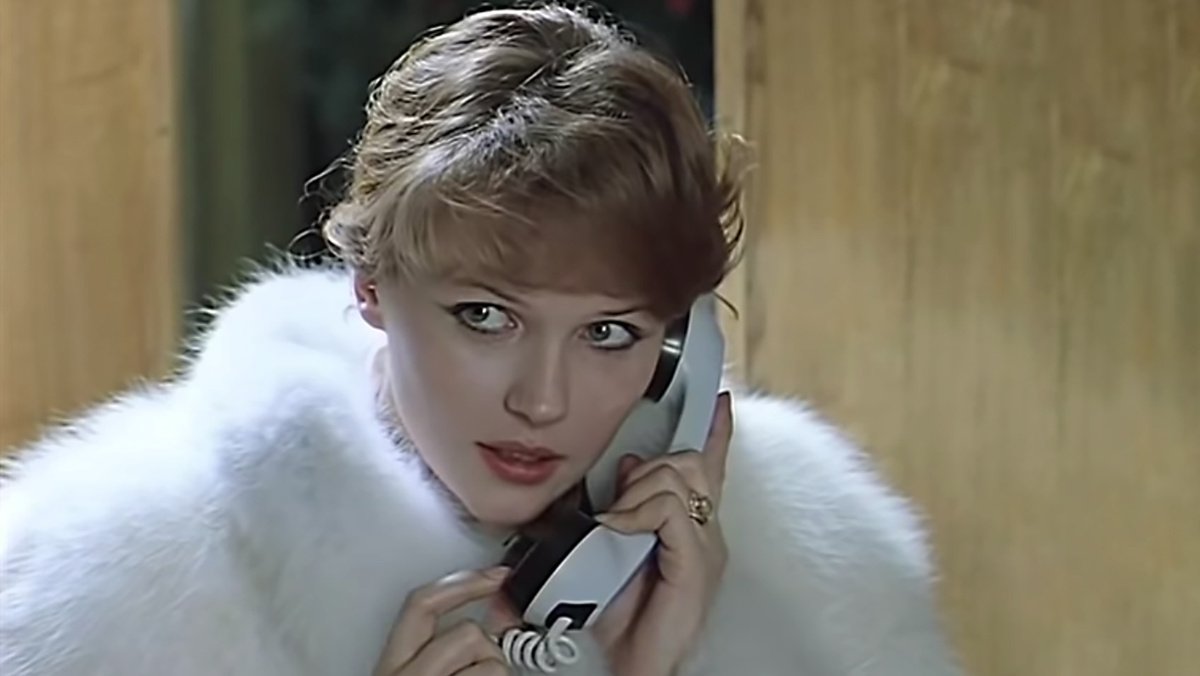 Ни бальзамов, ни несмываемого ухода - а волосы у многих девушек все равно выглядели великолепно. Александра Яковлева в "Чародеях"