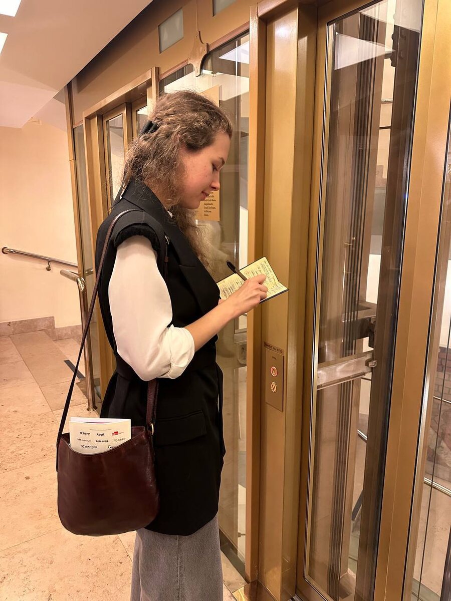 Автор за традиционным размышлением после одного из прошедших актов. Это был балет «Спартак».