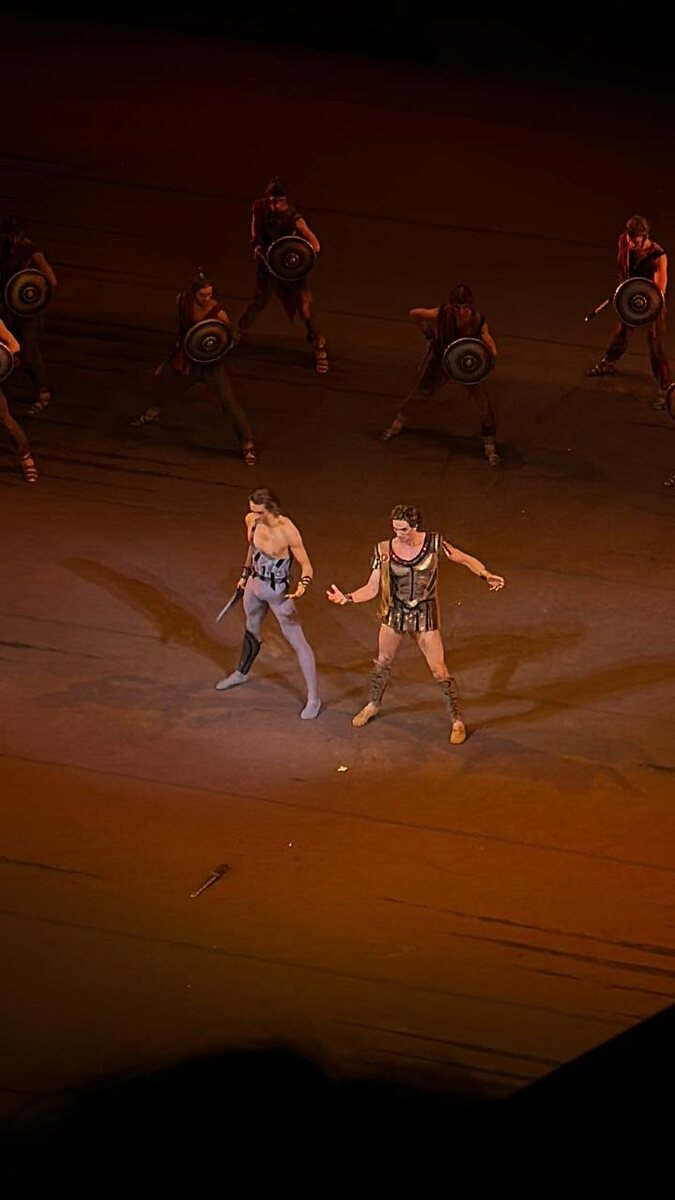 Спартак — Денис Родькин. Красс — Артемий Беляков.