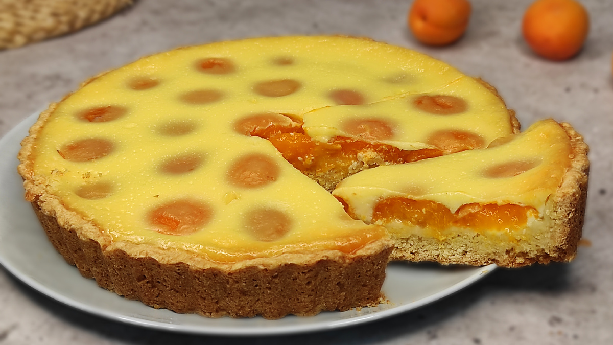 Песочный пирог с абрикосами в сметанной заливке. Фото автора.