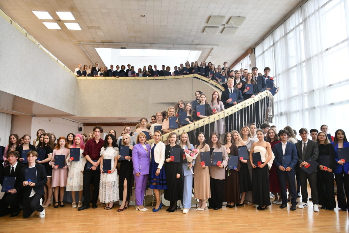    Выпускники-медалисты школ Петрозаводска. Фото: «Республика» / Лилия Кончакова