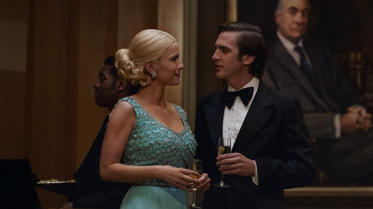 кадр из сериала "Газлит"