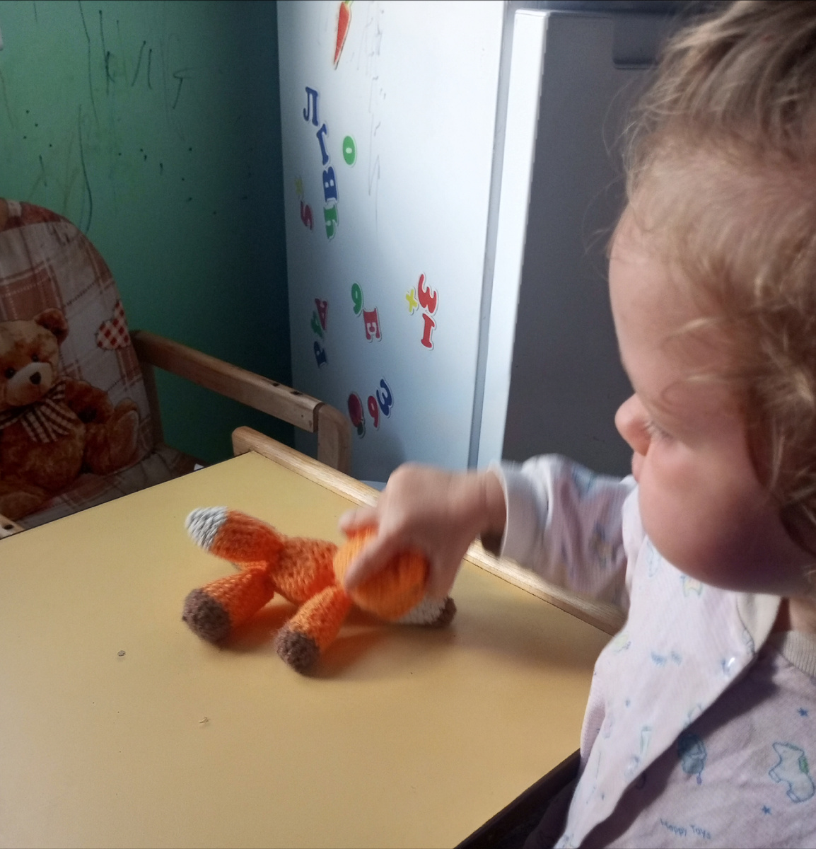 Малышка заставляет его спать. 