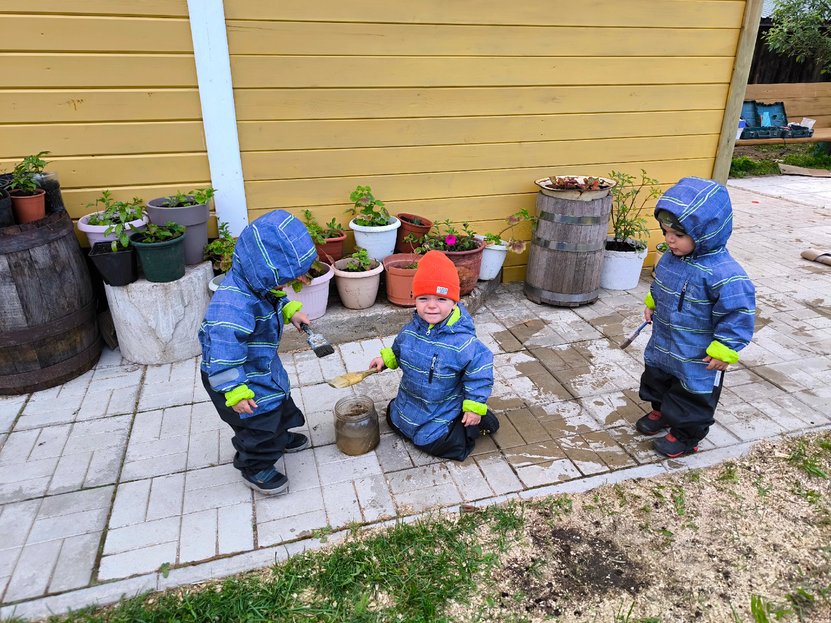 Красят водой плитку у дома