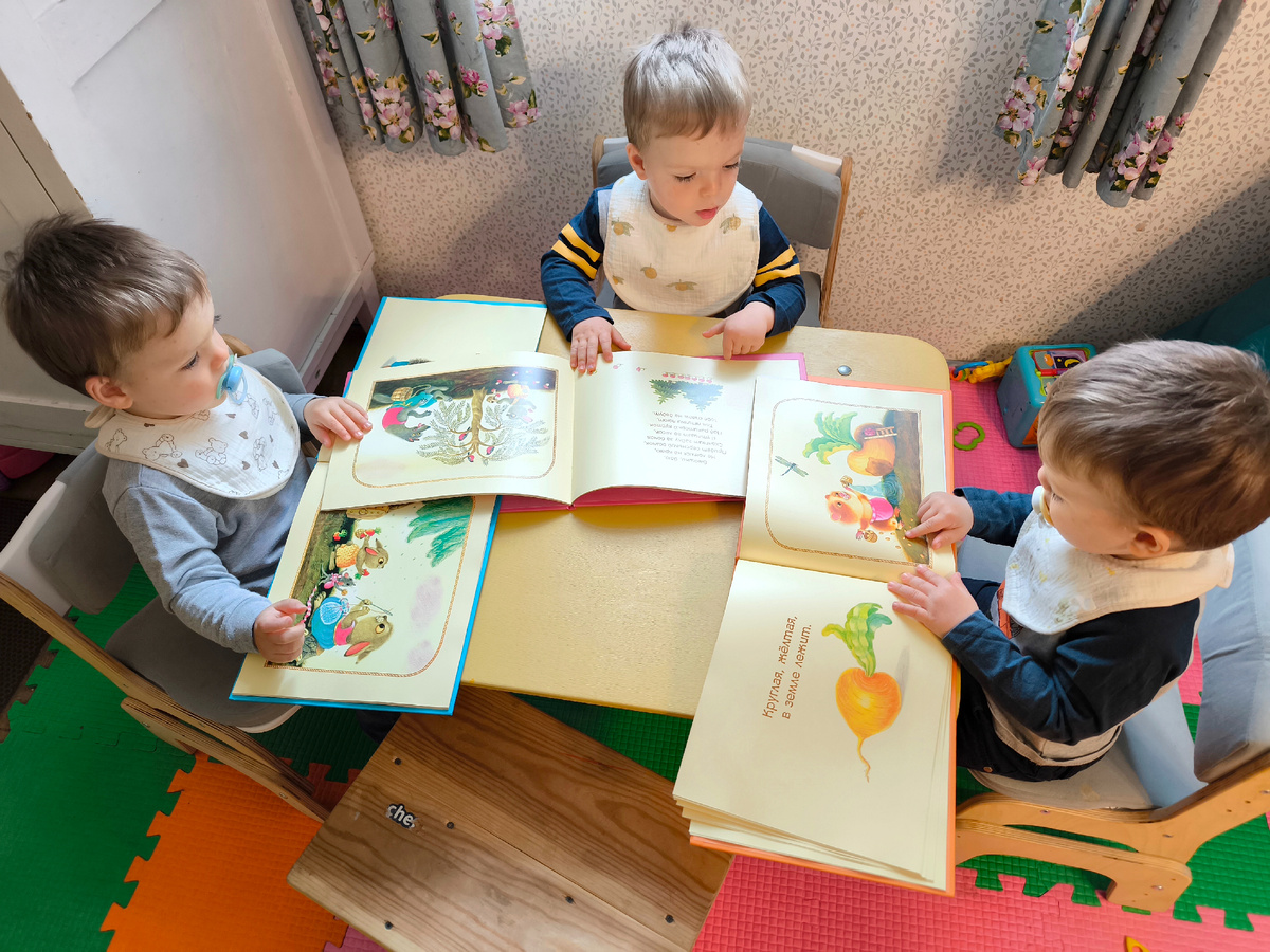 Близнецы с интересом изучают подаренные нашей волшебной соседкой книжки