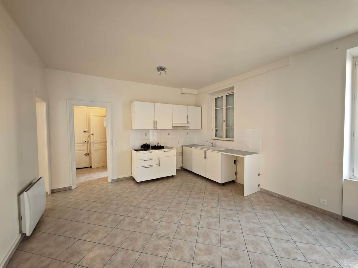 Большая часть квартир сдается без мебели и техники. 