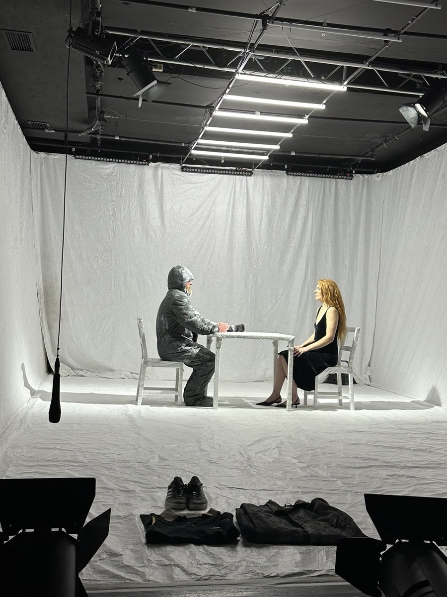 Уолтон (Илья Никулин) и сестра, которой он птшет письма. Спектакль «Франкенштейн». Театр Среда 21. Фото автора.