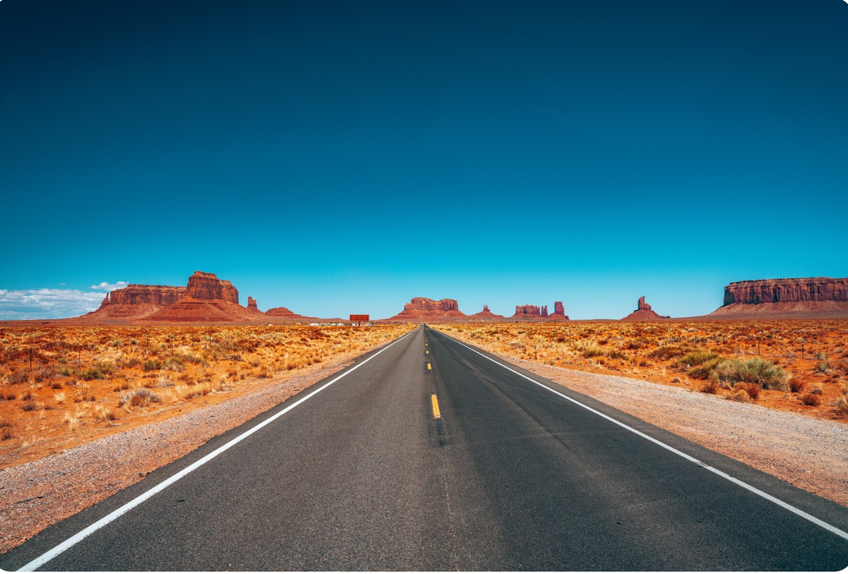 Тот самый 40-летний асфальт? Или просто малоезженый участок? Фото с wirestock