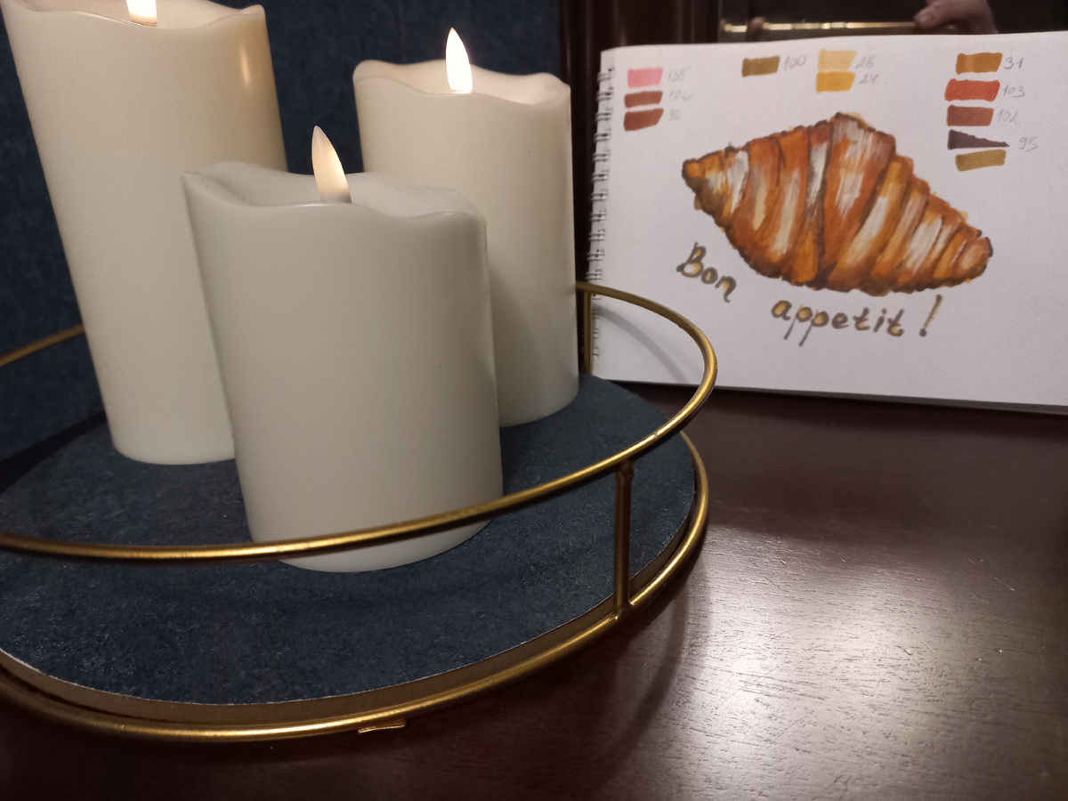 Дети уже знают, что всякие альбомы и блокноты надо убирать в ящики.