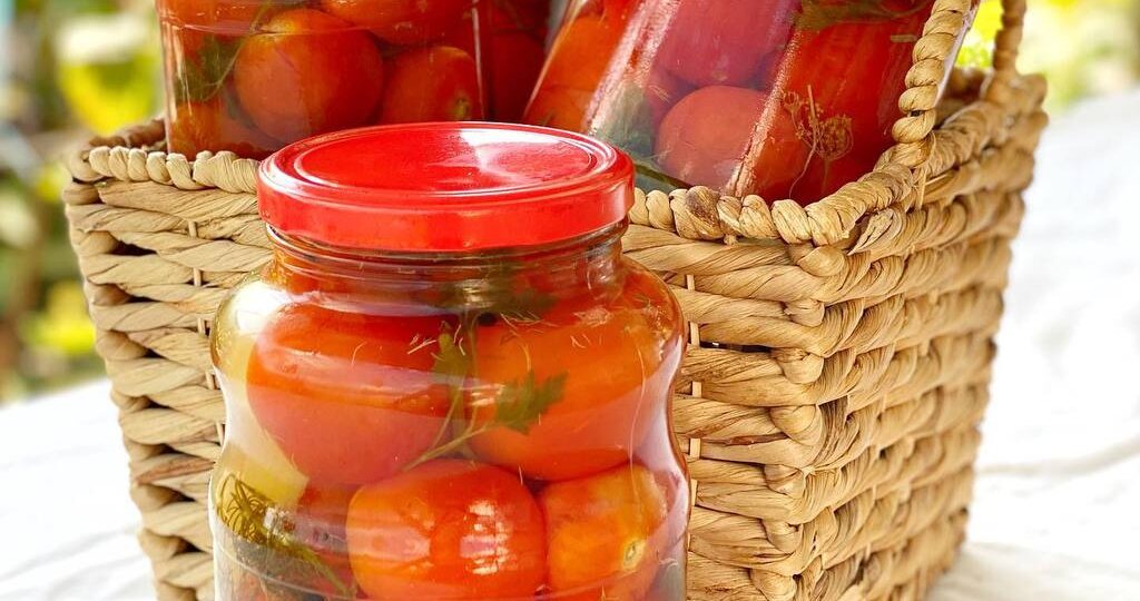 3 самых вкусных рецепта летних закаток и солений помидор и огурцов.