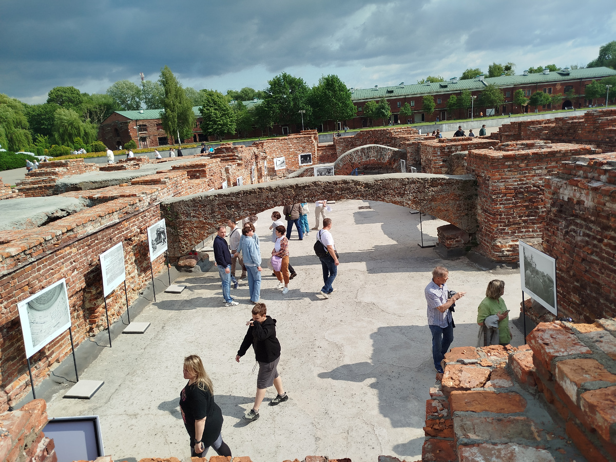 фото автора/руины "Белого дворца" в Брестской крепости