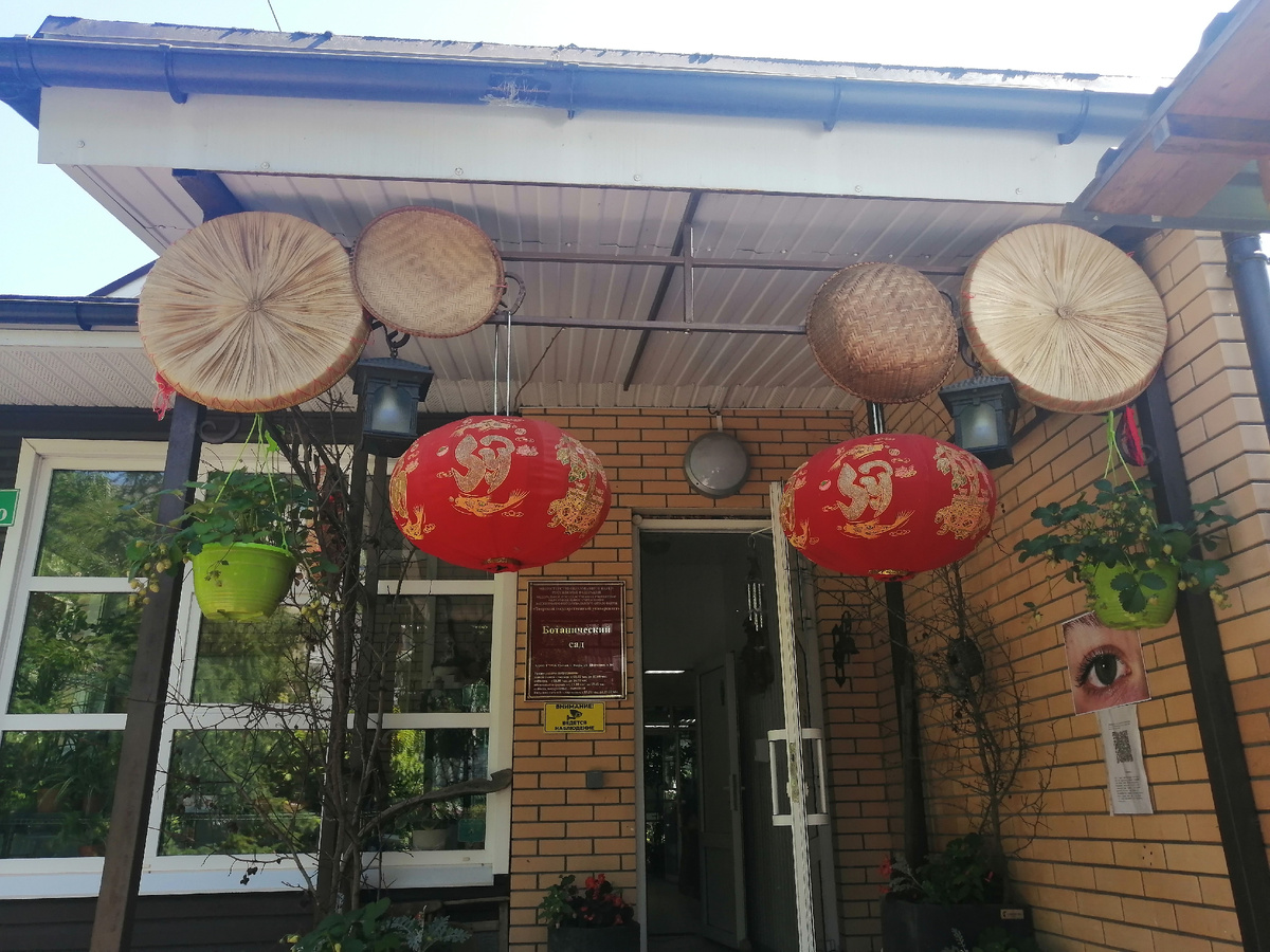 Крыльцо оформлено фонариками в восточном стиле 