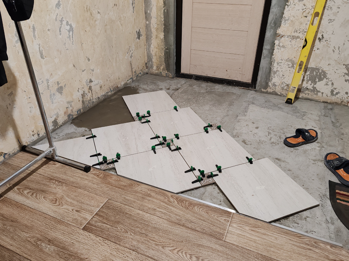 Начали укладывать,вот этот кусочек делали почти 3 часа. 