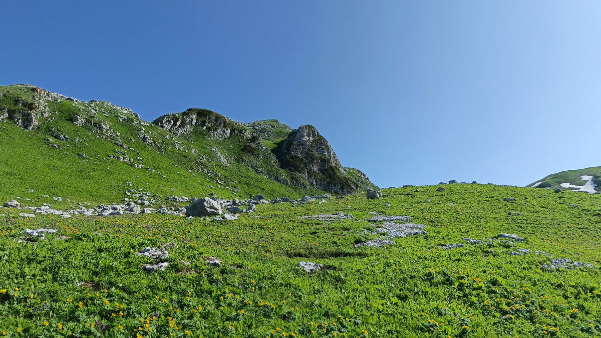 Гора Крепость, вид со стороны урочища Бамбаяш, июнь 2025. Фото автора.