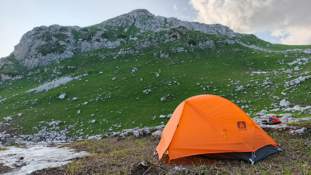 Моя палатка на месте бывшего кемпинга Шарабан на фоне горы Крепость в моём соло походе. Июнь 2025.