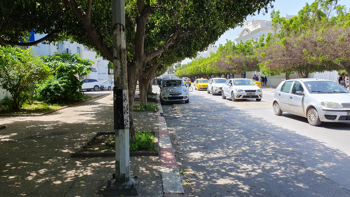 Обычная тунисская улица: дорога, тротуар