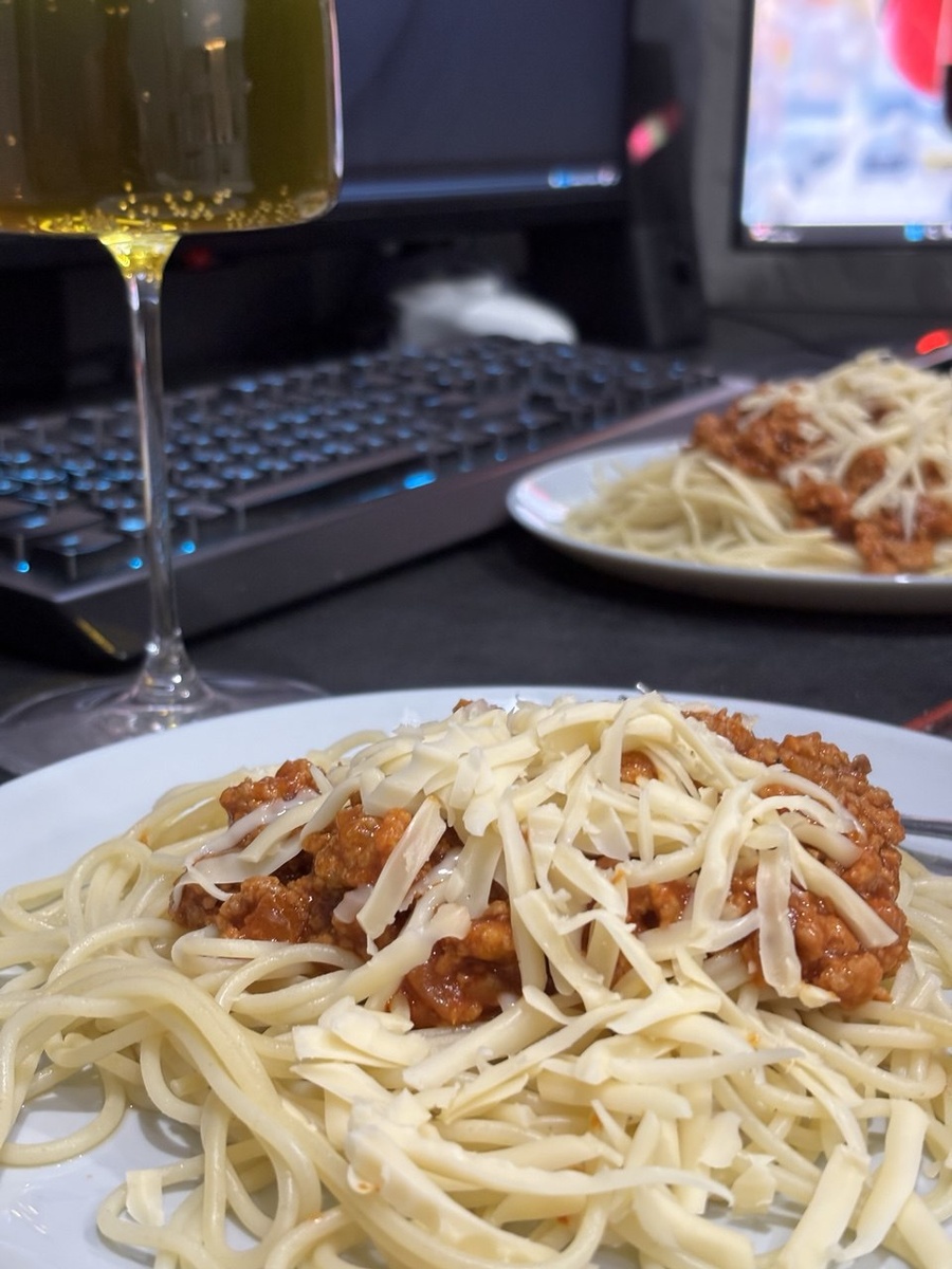 Макароны с фаршем в томатном соусе и тёртым сыром